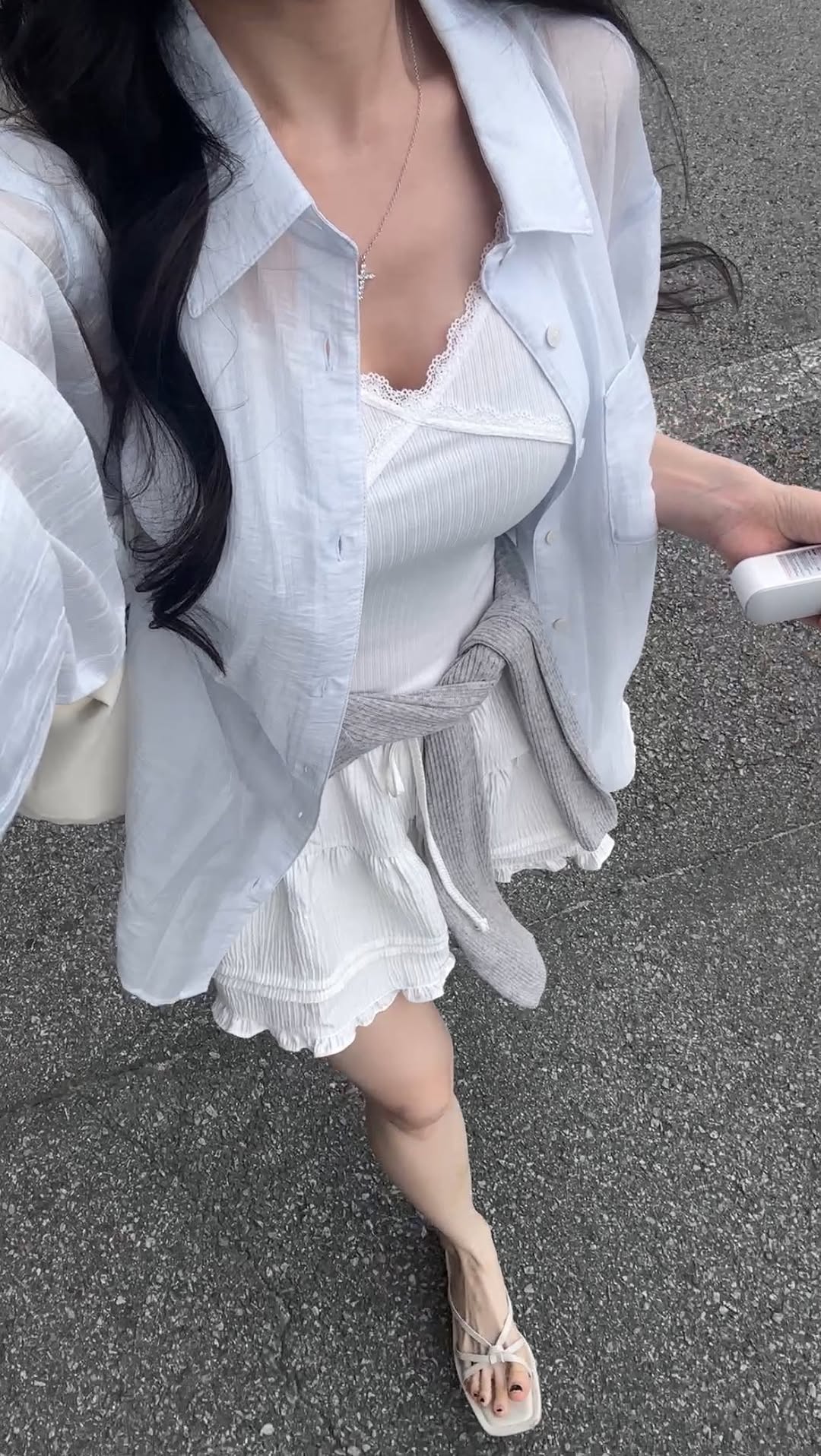 하늘색 셔츠, 레이스 나시, 프릴 스커트